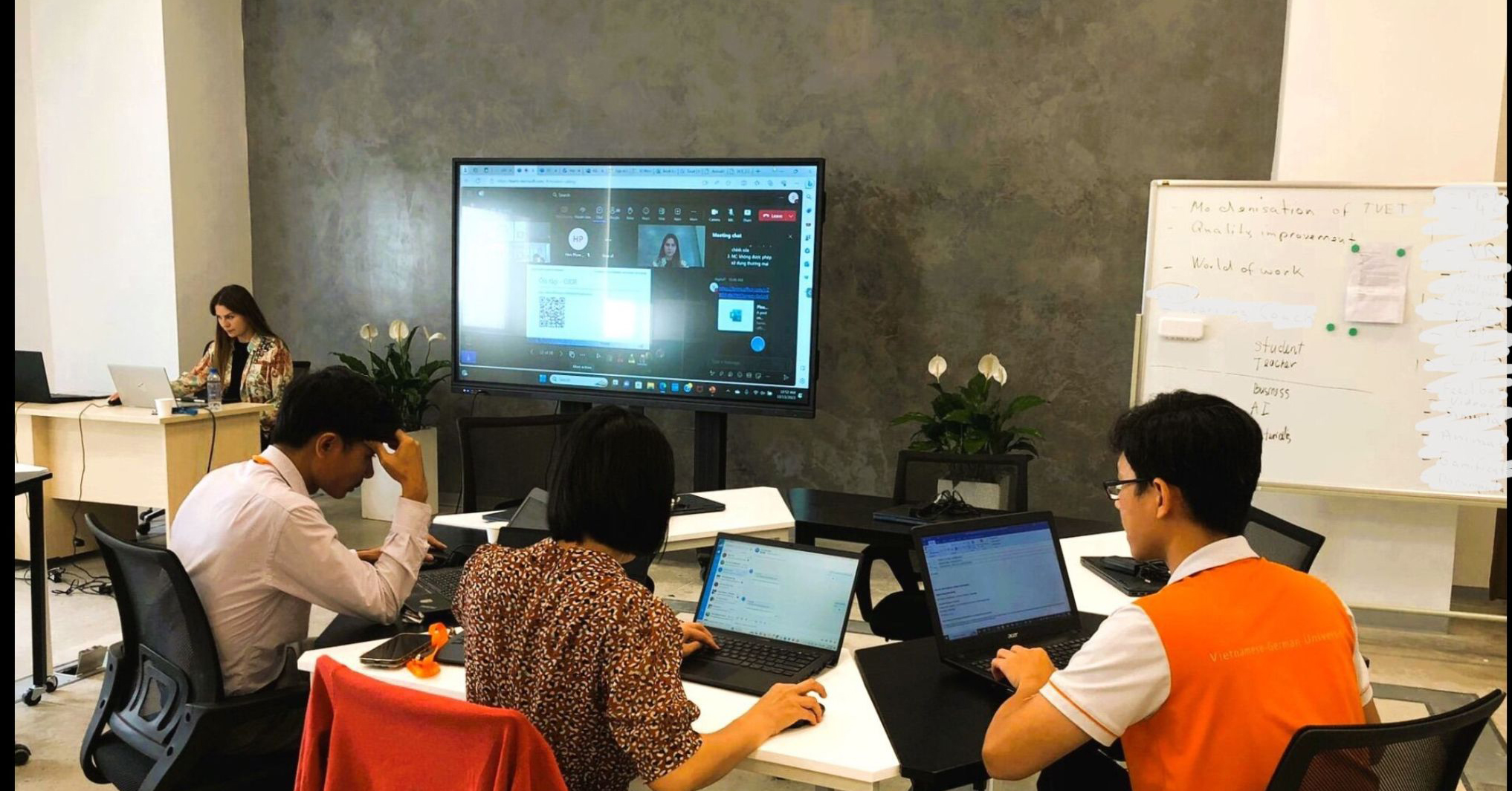 Digital Change Expert Training – Bring schools into the digital age.